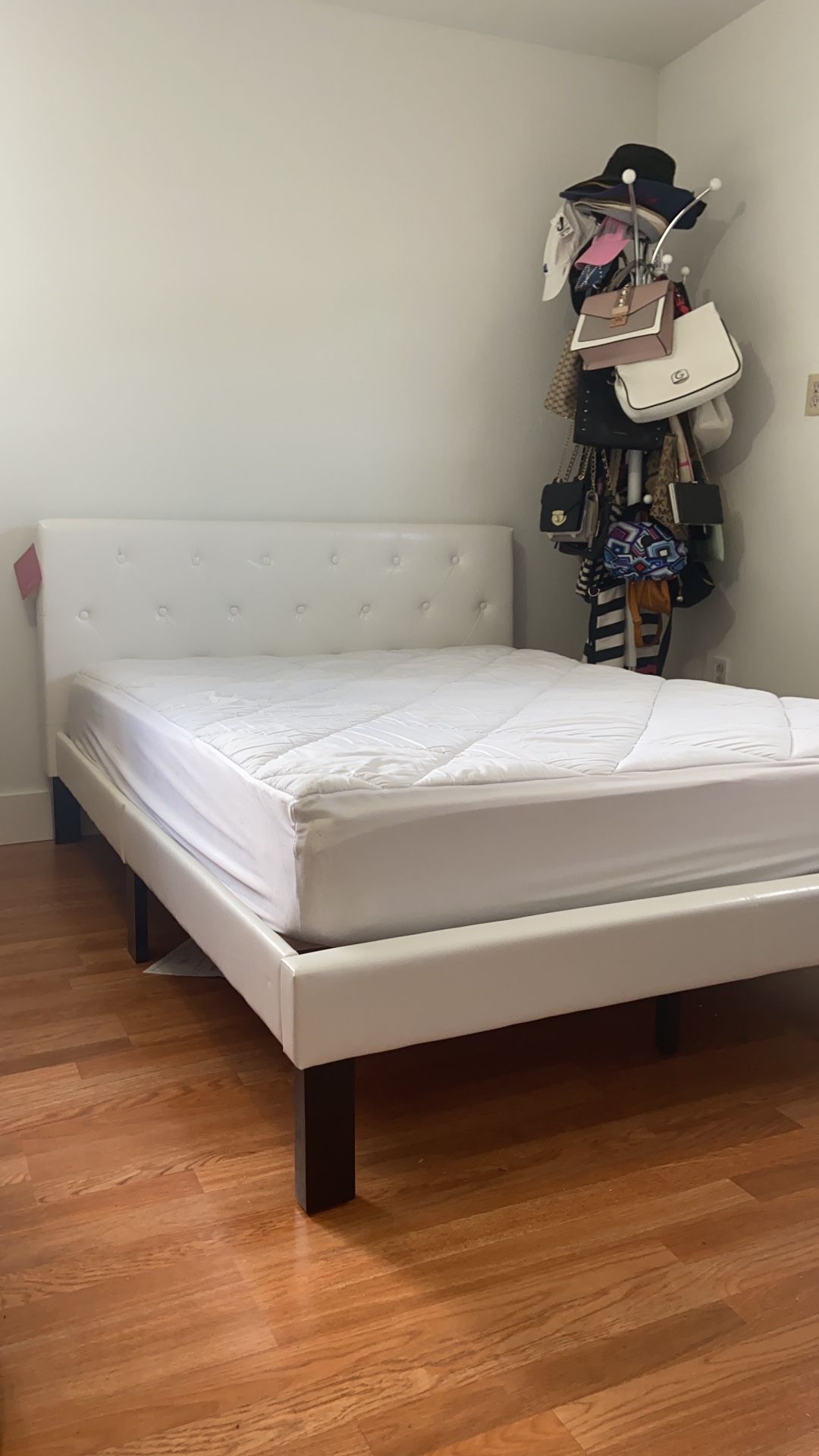 Cama blanca nueva sin usar con su box spring nuevo también sin usar