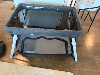 Guava lotus family travel crib and bassinet set