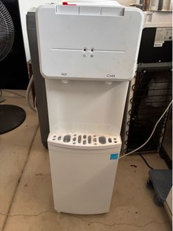 Hot/cold temperatures water dispenser