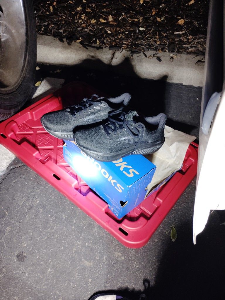 Brooks Running Shoes Size 8 And 1/2 Black Brand New