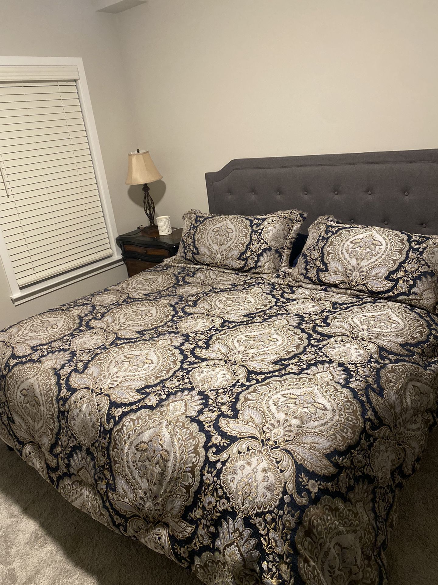 King Comforter And Throw Pillows for Sale in Romeoville, IL OfferUp