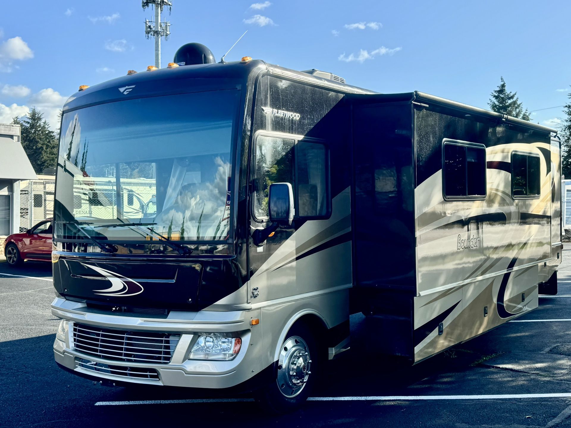 2014 Fleetwood Bounder 35K 2 Slides