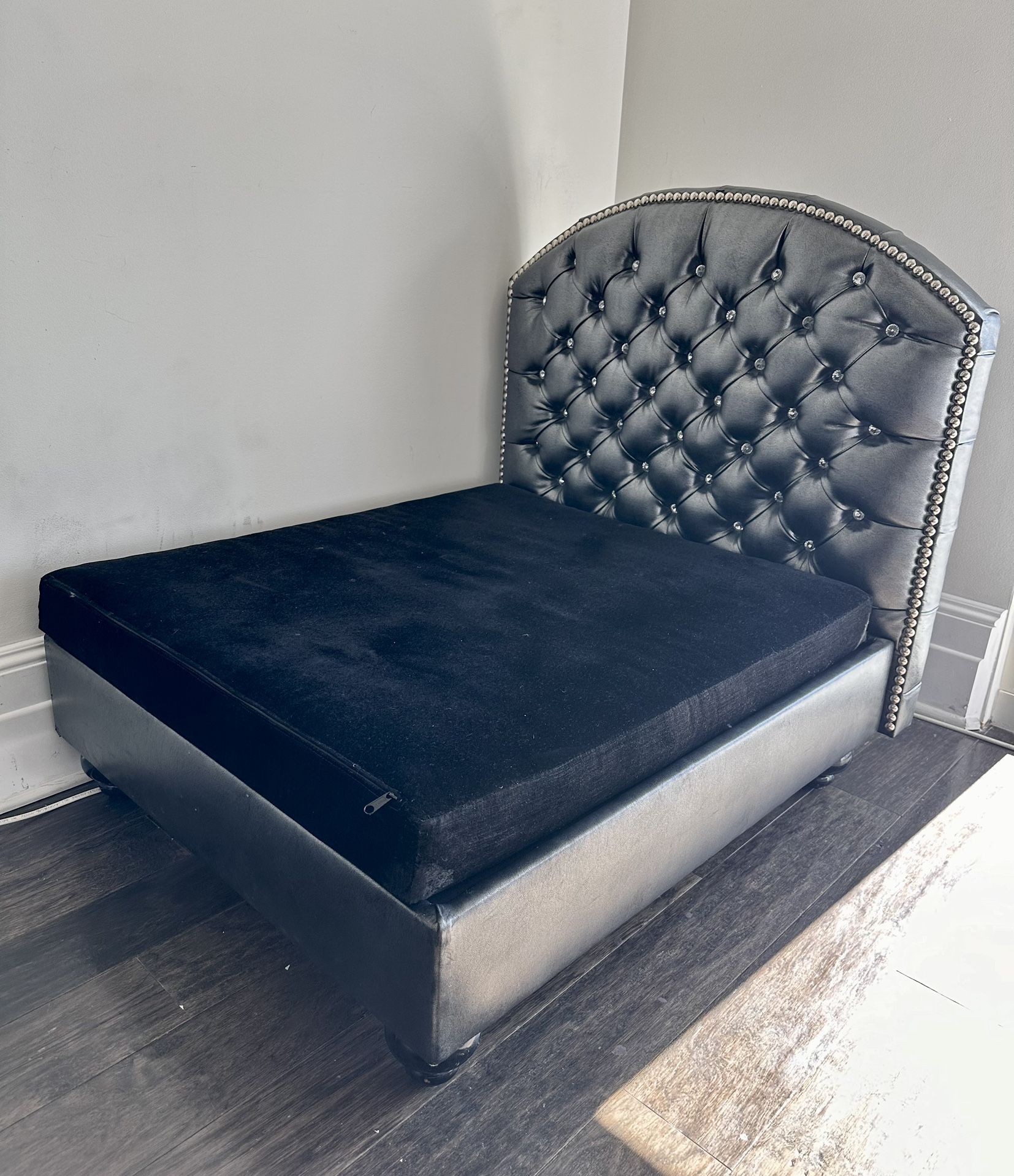 Black Tuffted Dog Bed