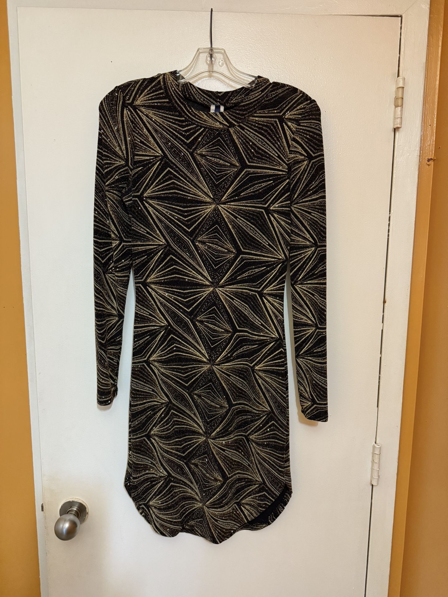 This is a never worn women’s royal blue blazer! It is very elegant and sophisticated and size small! Will accept in person cash payment.