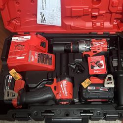 Milwaukee M18 FUEL 18V Lithium-Ion Brushless Cordless Hammer Drill and Impact Driver Combo Kit (2-Tool) with 2 Batteries