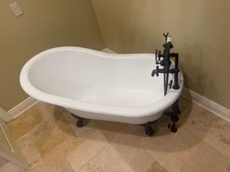 clawfoot bathtub