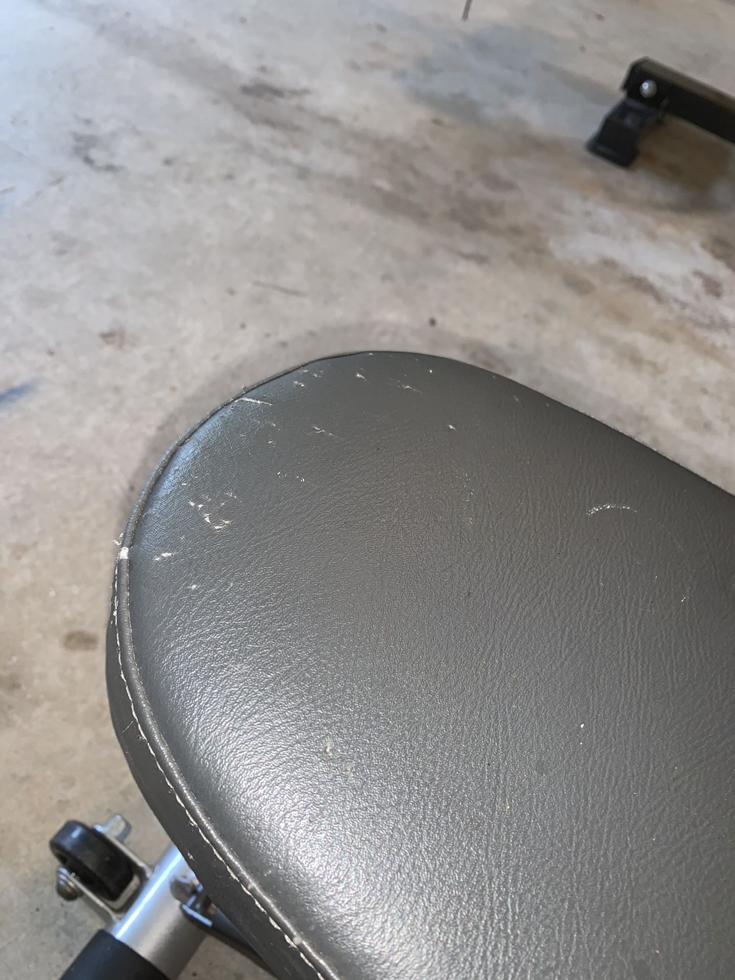 Hoist adjustable bench for lifting