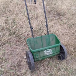 Scotts Turf Builder Classic Drop Spreader, Great for Applying Grass Seed and Fertilizer, Holds up to 10,000 sq. ft of ProductLarge capacity hopper 