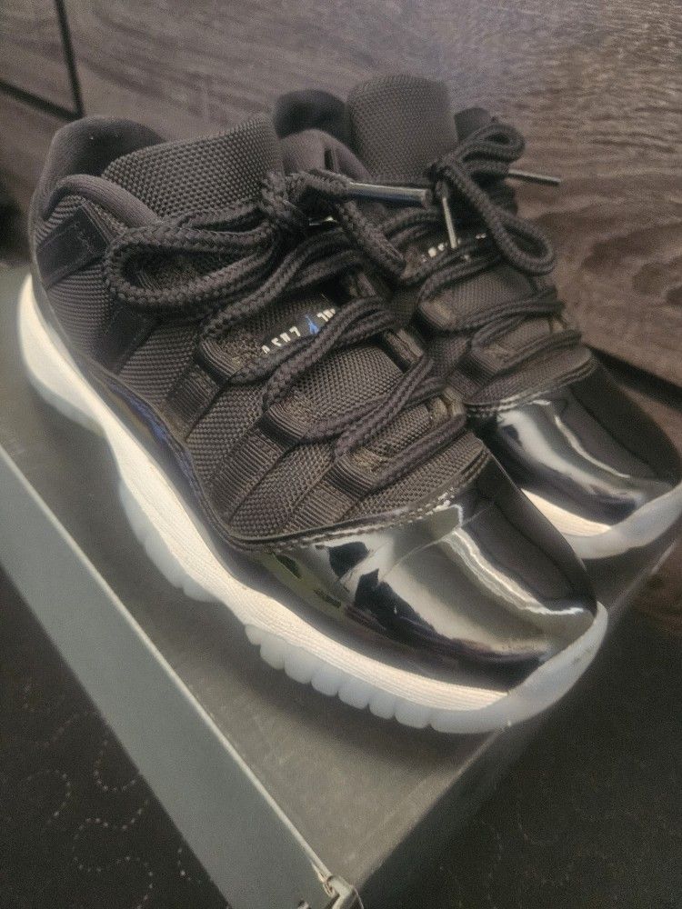 Air Jordan Retro 11 Low Size 4.5 $75
