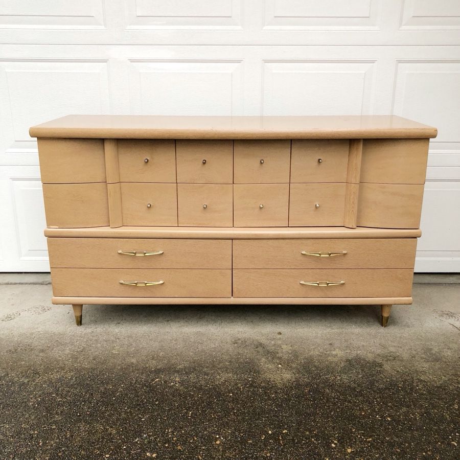 Vintage Kroehler Mid Century Modern blonde dresser with six drawers. 55” long. 31.25” tall. 18” deep. Very good vintage condition.