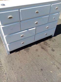 Spacious 10 Drawer Dresser Please Read Description 