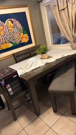 Table with 3 chairs