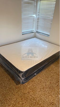 Queen mattress regular set with box spring ( 2pc brand new)
