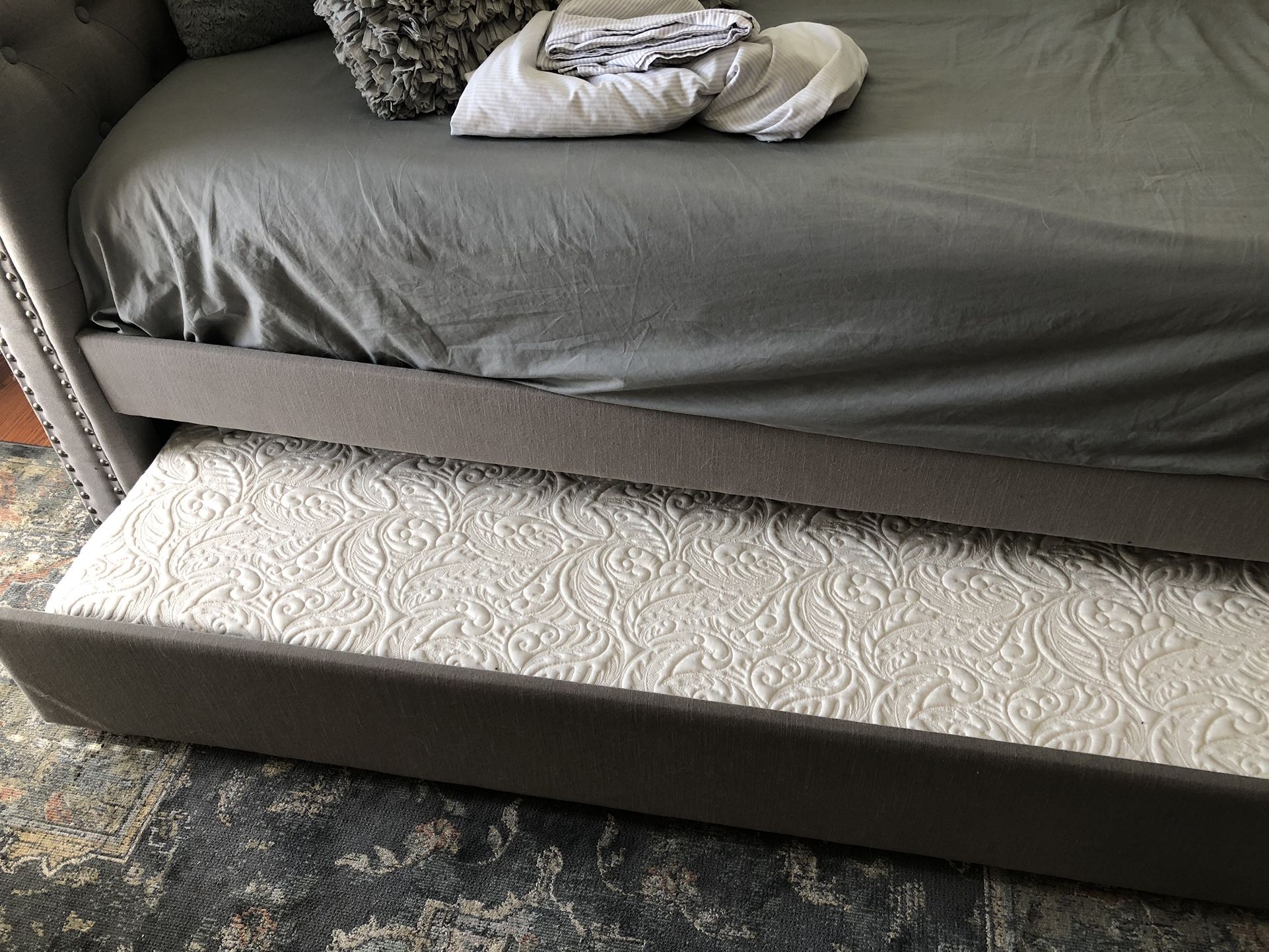 Grey Twin XL Daybed W/ Trundle for Sale in Kissimmee, FL OfferUp