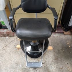 Salon Chair In Very Good Condition Little Bit Of Crack But Is Good Hydraulic Up And Down Working Very Good