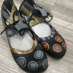 Naot woman’s leather shoe- Multi Color black- size 7