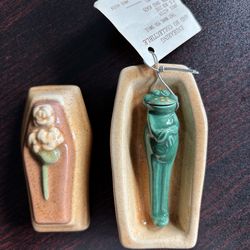 COLLECTABLE JANICE HESTER- HAND SIGNED-FROG IN A COFFIN-2 PIECE CERAMIC FIGURINE (Johnstown Ohio)