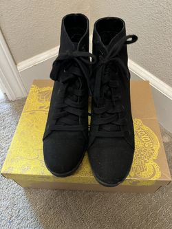 Women’s Lace Up Boots