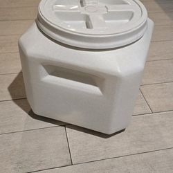 
🐾 Airtight Vittles Vault – Perfect for Pet Food! 🐶✨