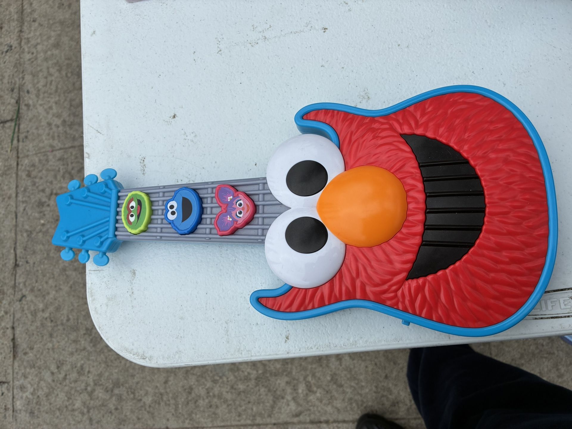 Elmo Guitar