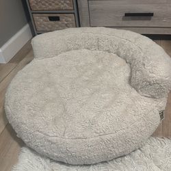 Dog bed for sale and washable. In great condition.