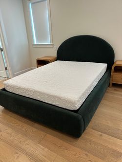 Queen Size Memory Foam Mattress 12"    new Mattress in a plastic sealed