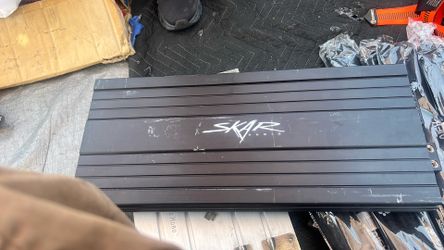 Se vende Amplificador  SKAR  AUDIO  SKv2–2500. 1D Trabajando perfecto Mente.