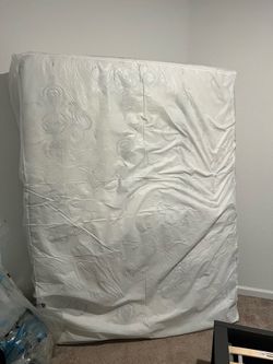 Queen Ashley Furniture Chime QUEEN Hybrid Mattress in excellent condition.
