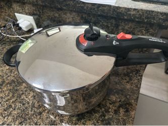 Cooks essential pressure cooker