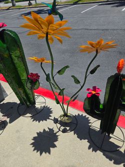 Girasol metal adorno ($85