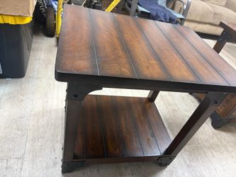 2 mesas de madera in buen estado