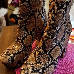 PRELOVED STEVE MADDEN "GRATE" SNAKE SKIN EMBOSSED PLATFORM BOOTIES