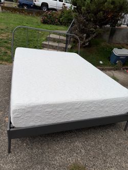 Beautiful Complete Queen size bed that includes the mattress and bed frame