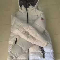 White Guess puffer size M