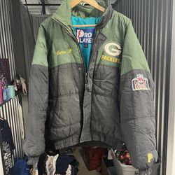 Medium Pro Player vintage Green Bay packers nfl football jacket zip up from the 90’s the hood zip attachment is missing and it has been customized on 