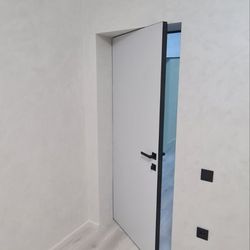 Trimless doors