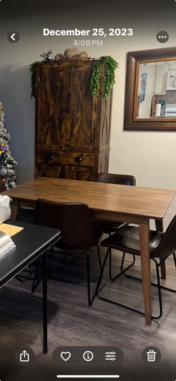 Table W /Chairs