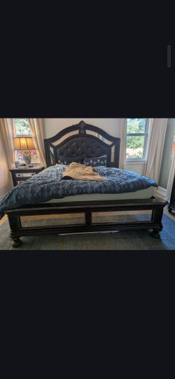 Wood Pulaski King Bed Set