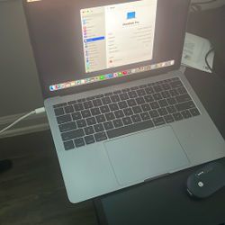 MacBook Pro (13-inch, 2017, Two Thunderbolt 3 ports
