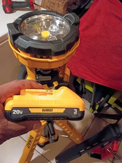 DeWalt - M18 MILWAUKEE rocket light tool y batería $$$250 each one cada una
