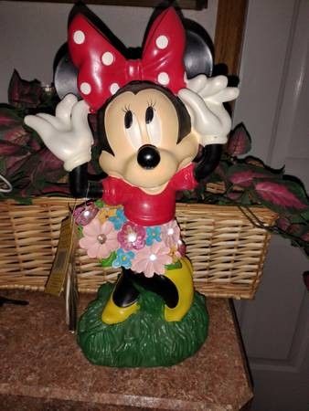 Minnie Mouse Light Up Statue! Tags attached!