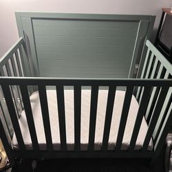 Dream On Me mini crib