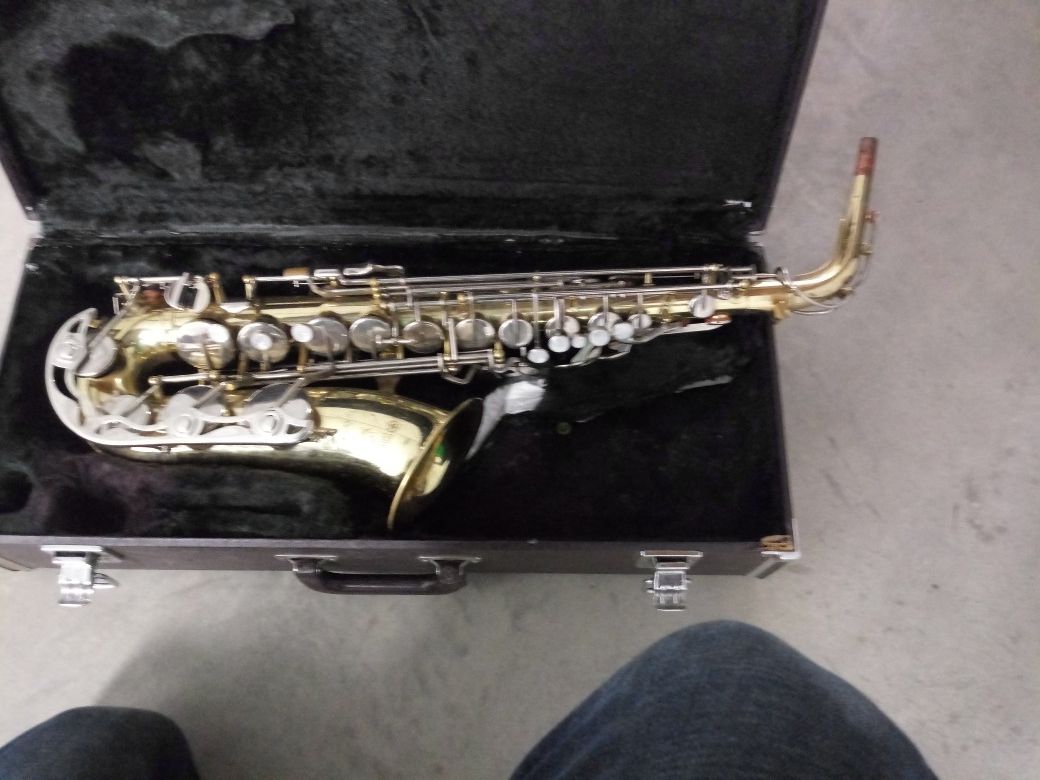 Vintage Yamaha YAS-23 saxophone with wooden case