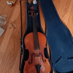 Vintage Musical Instruments.  Classic Violin in case. Very nice Shape.