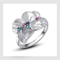 BRAND NEW IN PACKAGE LADIES GENUINE AUSTRIAN CRYSTALS SET IN SILVER FLOWER PETALS COCKTAIL PARTY RING SIZE 6