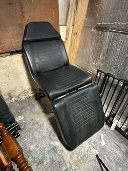 Black Vinyl Tattoo / Massage Treatment Chair
