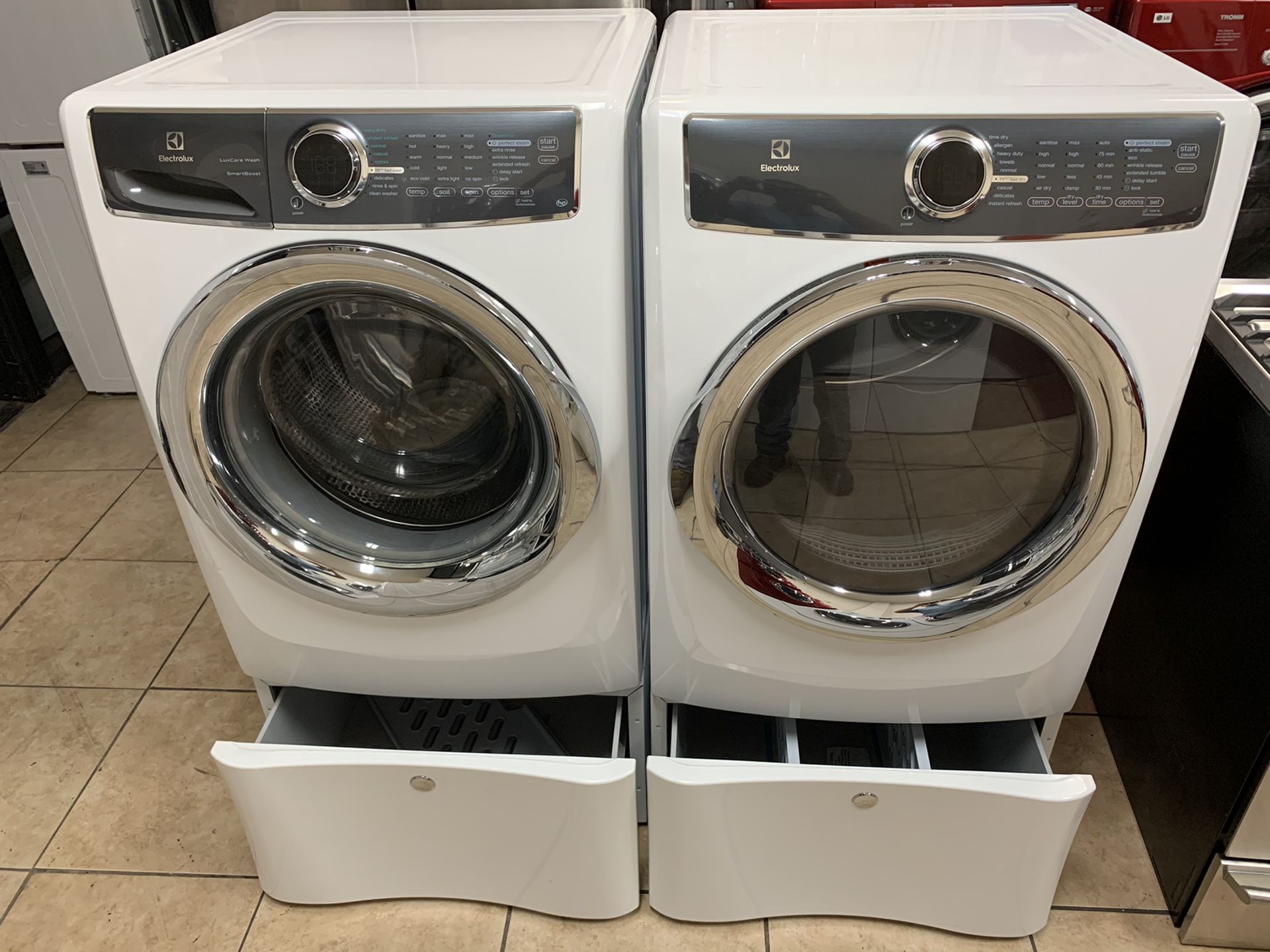 Electrolux 4.4 cu ft washer & gas dryer 8.8 cu ft