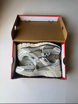 Nike Vomero 5 Size 8 women