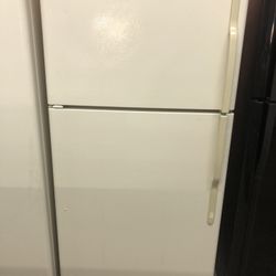 22 Cubic Foot Refrigerator With Ice Maker 