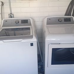 Like-New GE Washer & Dryer Set  with Sanitation and Smart Dispense mode - Works Perfect!